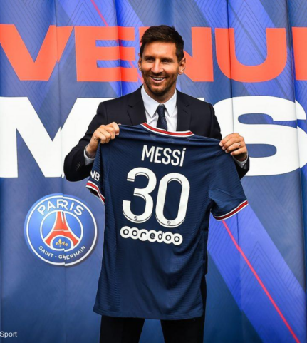 Lionel Messi reçoit des fans tokens du PSG en guise de bienvenue